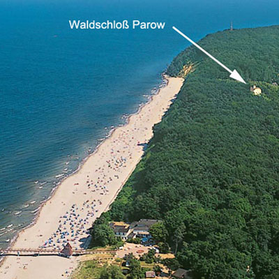 Luftaufnahme Strand mit Waldschloss Parow